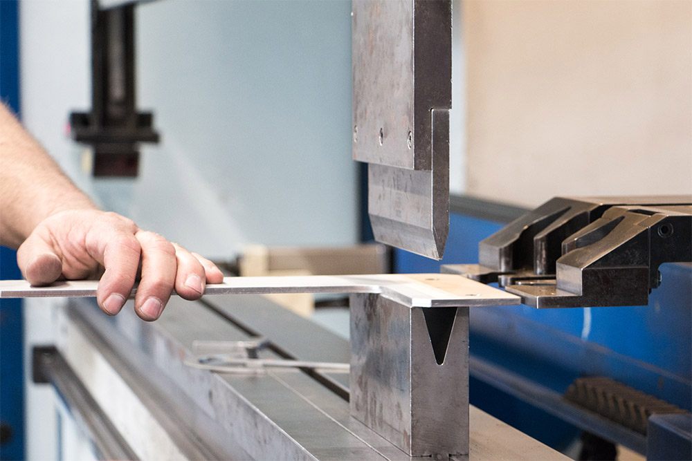 Bleche abkanten für R&C Blechformtechnik