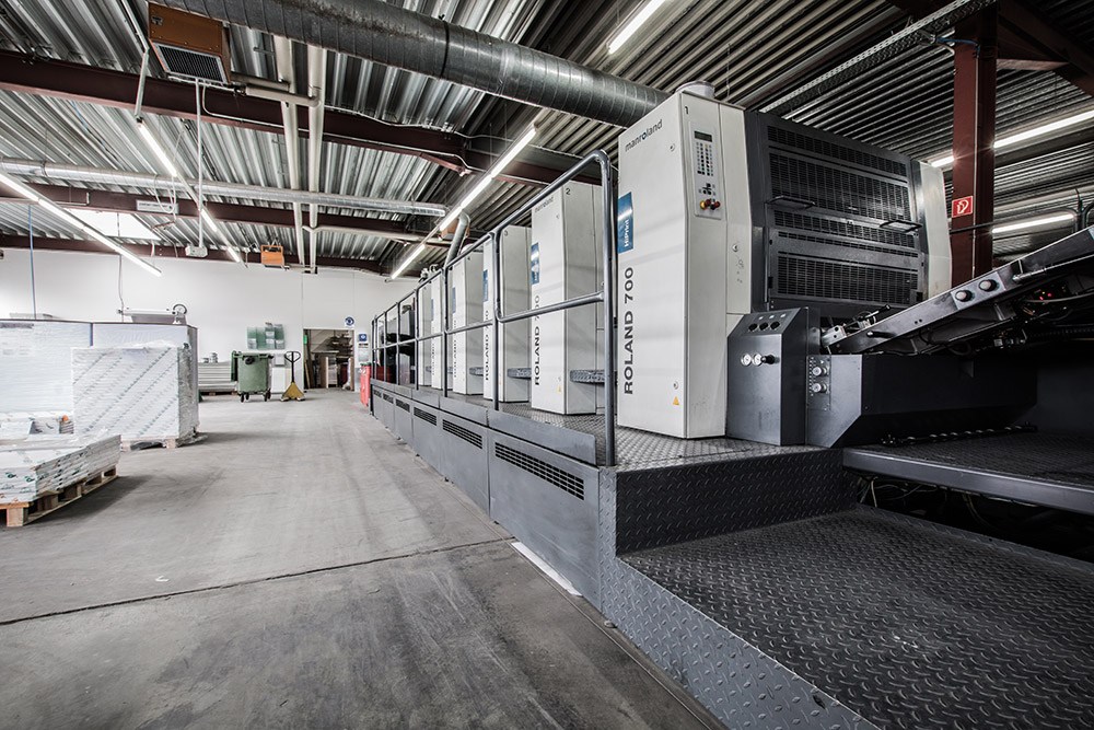 Druckmaschine und Produktionshalle